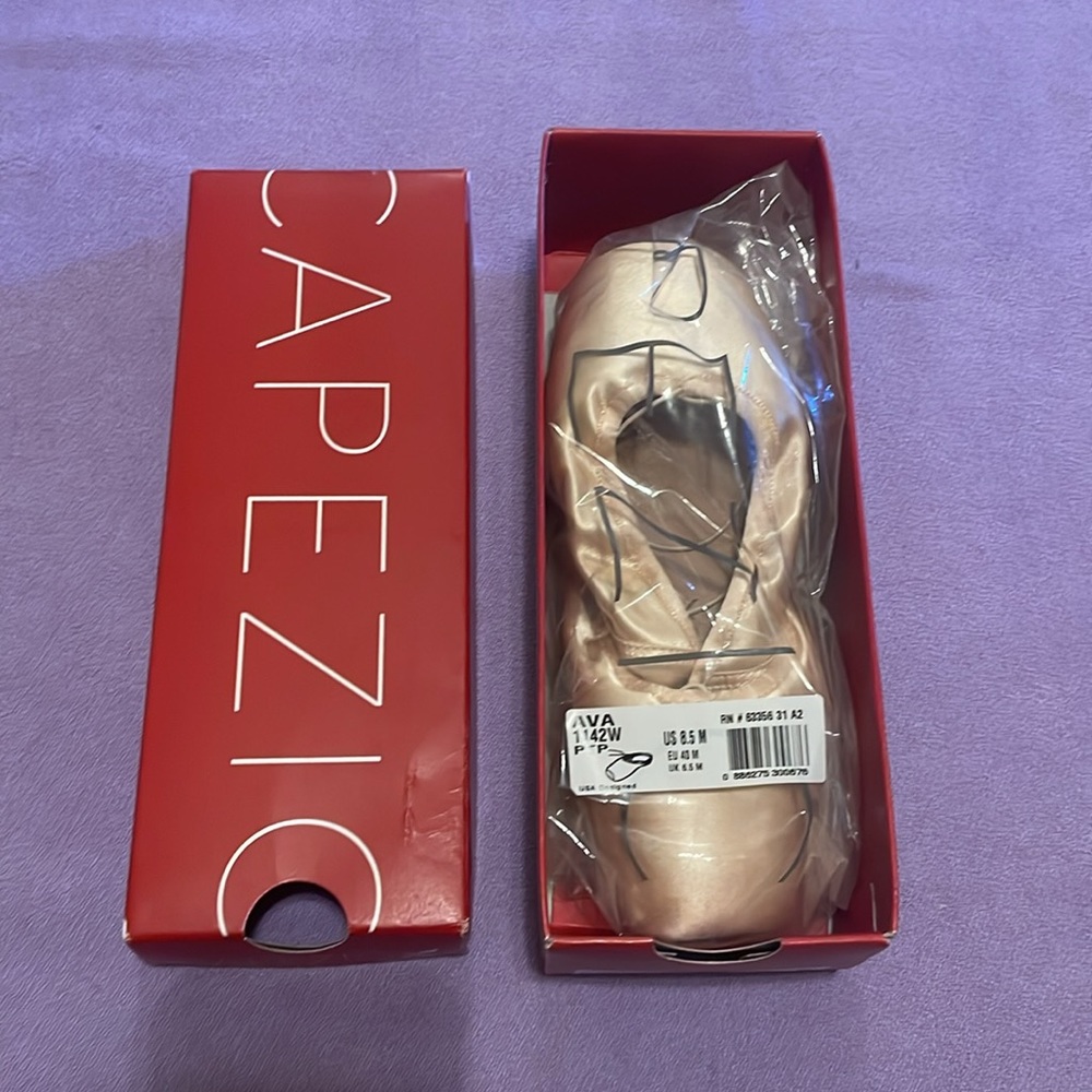 Capezio Ava pointe shoes NWT